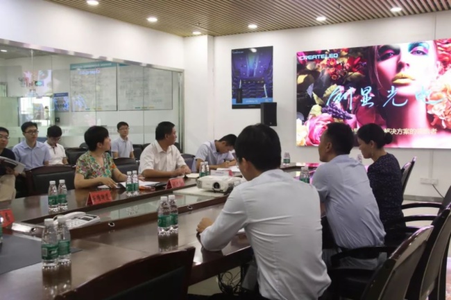 深圳市光明区委常委刘大岭一行莅临深圳创显光电指导调研
