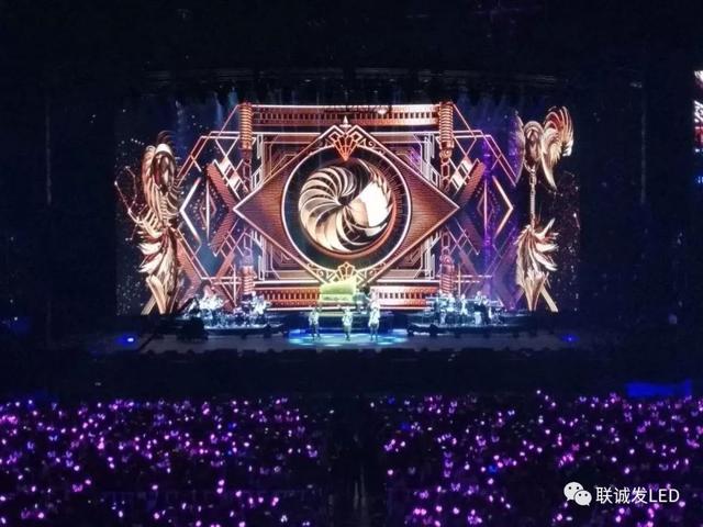 周杰伦演唱会现神秘“机器球”,“粉心”女神泪流满面! 周杰伦演唱会现神秘“机器球”,“粉心”女神泪流满面!