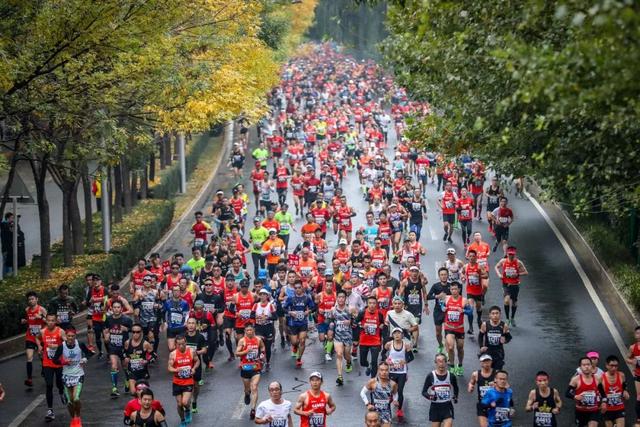 2019北京马拉松雨中奔跑，艾比森一路相随，全程护航