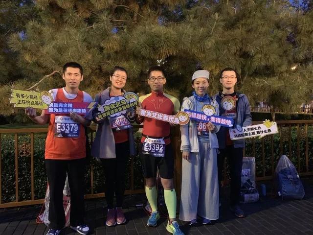 2019北京马拉松雨中奔跑，艾比森一路相随，全程护航