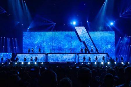 她的演唱会，被誉为最硬核的科技舞台，绝对的视觉盛宴！