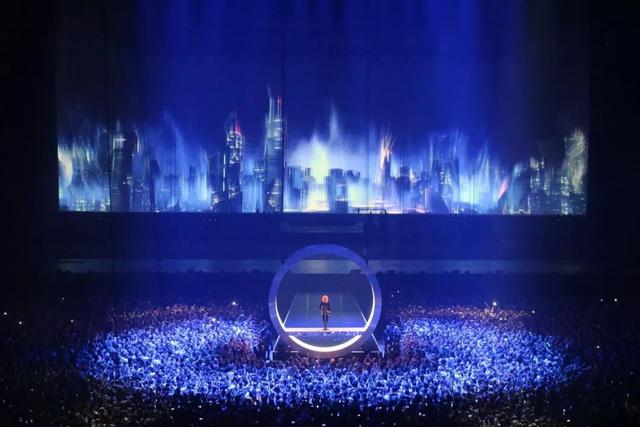 她的演唱会，被誉为最硬核的科技舞台，绝对的视觉盛宴！