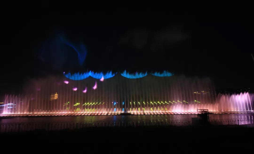 杏林湾“水舞秀”亮相厦门集美新城
