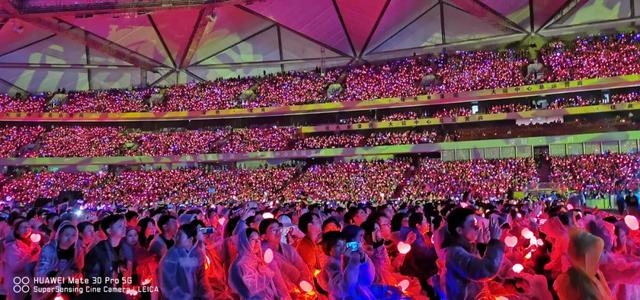 【周杰伦】深圳演唱会被侃像雨神, 联诚发龙平芳率众现场助威！