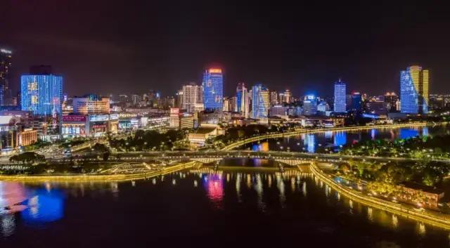 正在崛起的地摊经济，会给户外广告带来什么样的机遇？