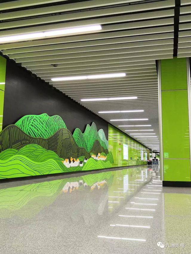 九洲光电轨道交通照明方队等待检阅