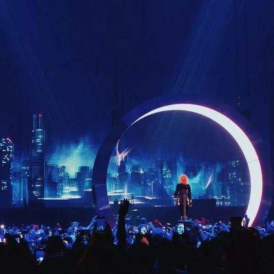 她的演唱会，被誉为最硬核的科技舞台，绝对的视觉盛宴！