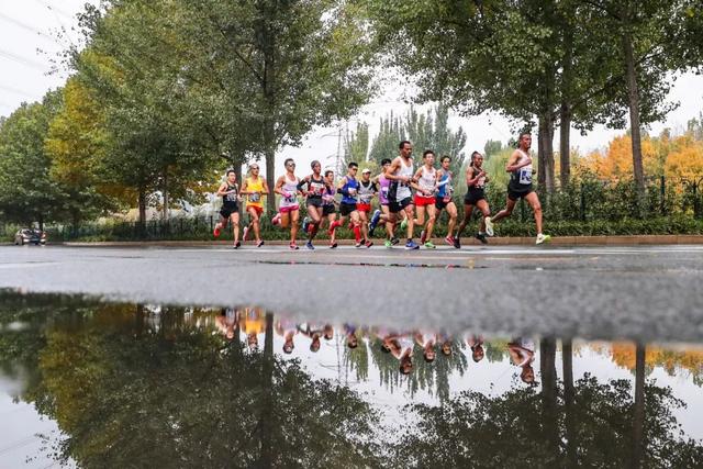 2019北京马拉松雨中奔跑，艾比森一路相随，全程护航