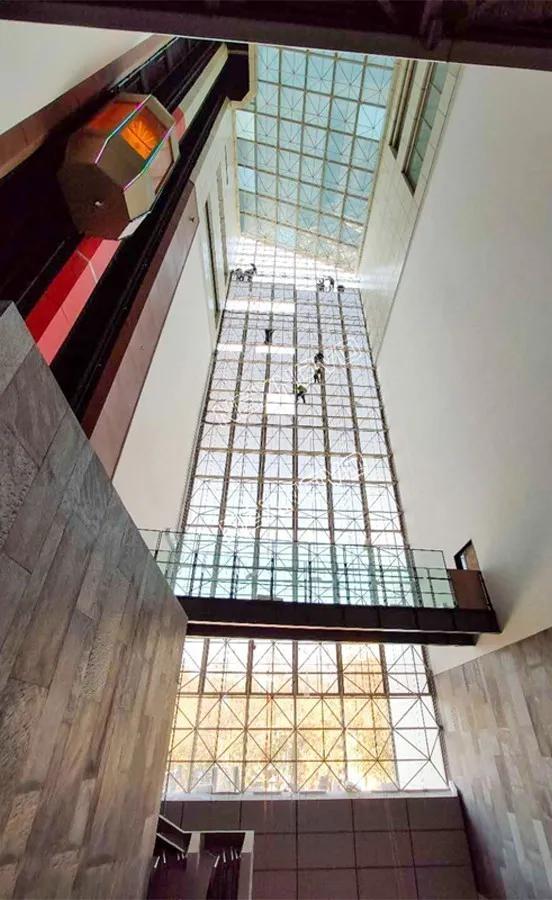 晶泓透明屏助力百年淮海路改造转型，引燃商业新范