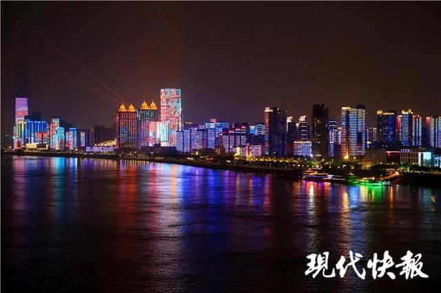 武汉归来｜两江四岸点亮20公里灯光巨幕