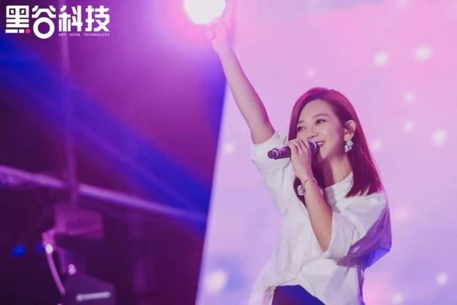 深德彩化身舞美艺术创造者，点燃威海之夜