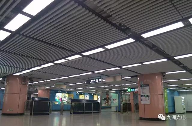 九洲光电轨道交通照明方队等待检阅