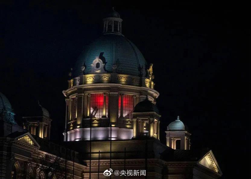 塞尔维亚点亮中国红，致敬中国