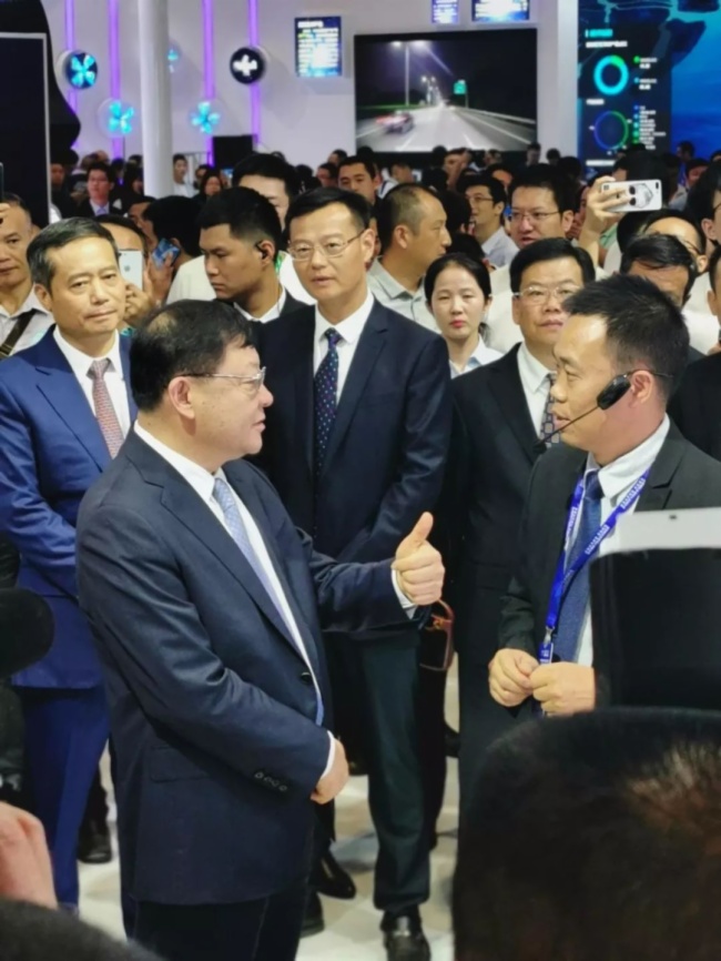 深圳国际会展中心迎首展，王伟中书记亲临洲明展台