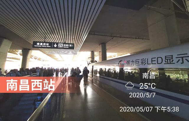 强力巨彩高铁冠名列车全速向前！