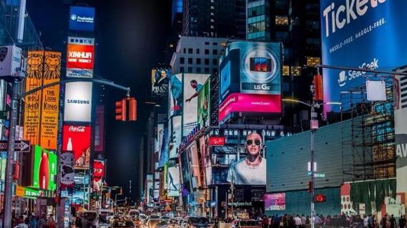 品牌数字营销不开户外广告？