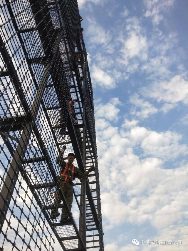 中润案例：太原清徐国际焰火节，1600平米网格屏惊讶亮相，逾22万人围观！