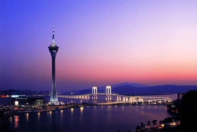 建筑媒体新动力-晶泓LED透明屏扮靓澳门国际时尚都会