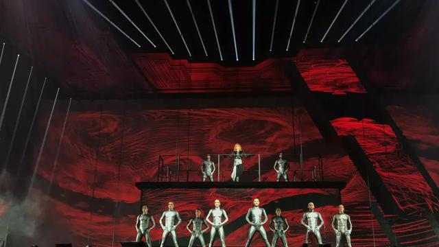 她的演唱会，被誉为最硬核的科技舞台，绝对的视觉盛宴！