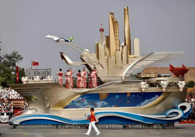 艾比森助阵大阅兵，庆祝新中国成立70周年