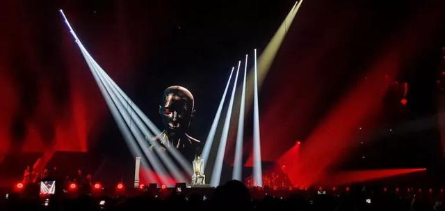 她的演唱会，被誉为最硬核的科技舞台，绝对的视觉盛宴！