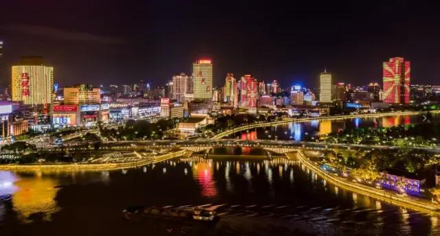 正在崛起的地摊经济，会给户外广告带来什么样的机遇？