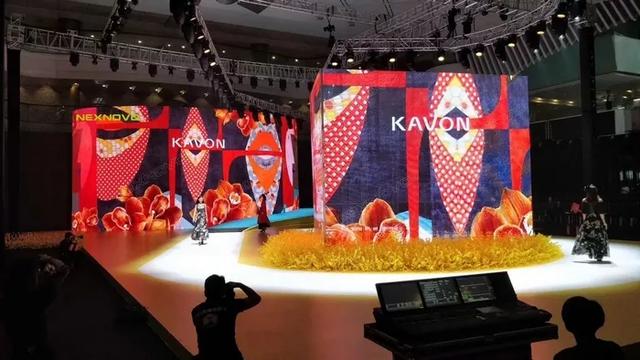 继U2乐队之后，又一大咖世界巡演选择晶泓LED透明屏