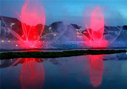 上海：百年渔村上演“水幕灯光秀”