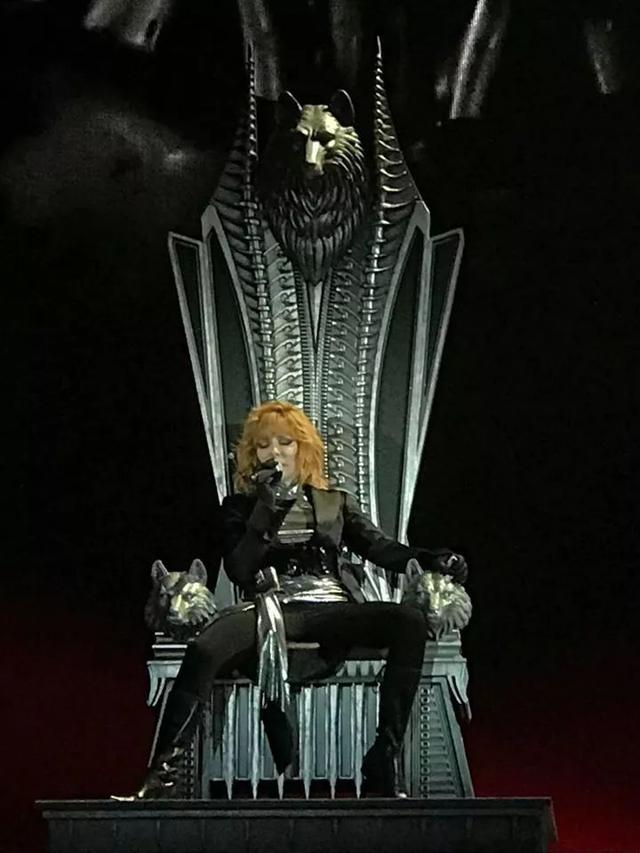 她的演唱会，被誉为最硬核的科技舞台，绝对的视觉盛宴！