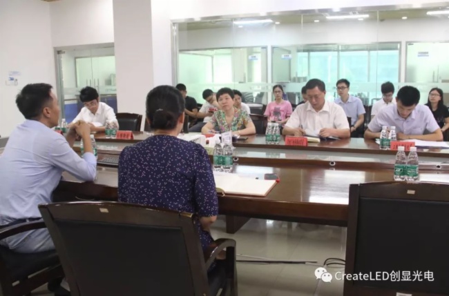 深圳市光明区委常委刘大岭一行莅临深圳创显光电指导调研