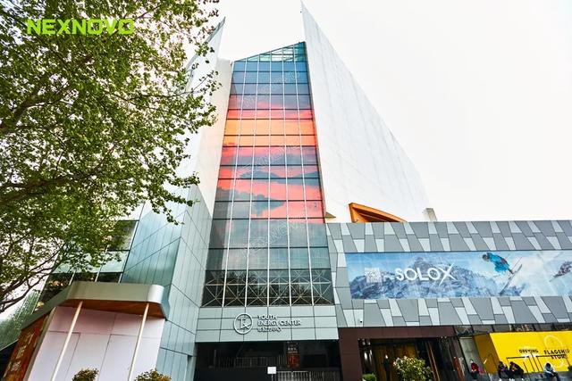 晶泓透明屏助力百年淮海路改造转型，引燃商业新范