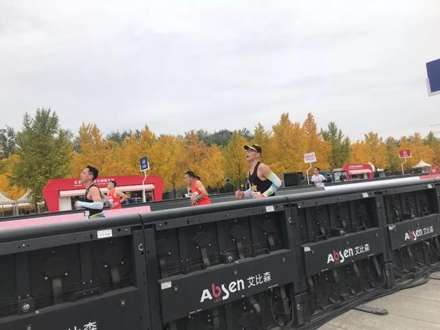 2019北京马拉松雨中奔跑，艾比森一路相随，全程护航