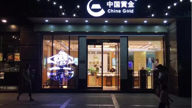 这些橱窗里的壹品透明屏，让“动起来”的线下门店火到“炸裂”！