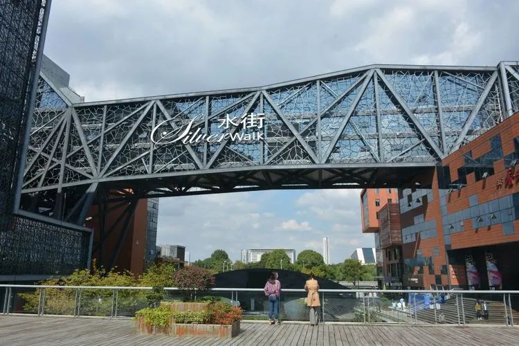 洲明再造网红景点！1400㎡创意屏点亮宁波“曼哈顿”！