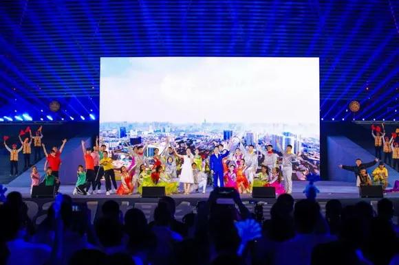 洲明大屏点亮蓉城，全民共迎2021成都大运会！