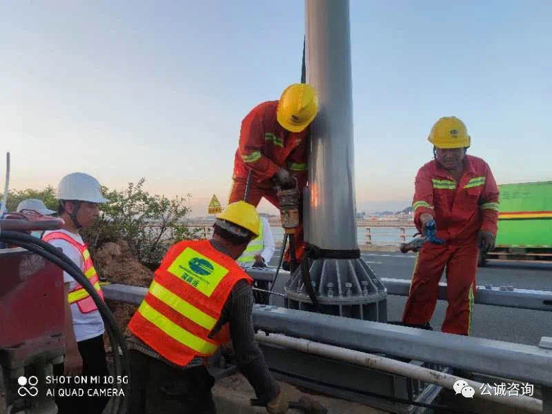 全国第一根高速公路5G多功能示范杆落地深圳！