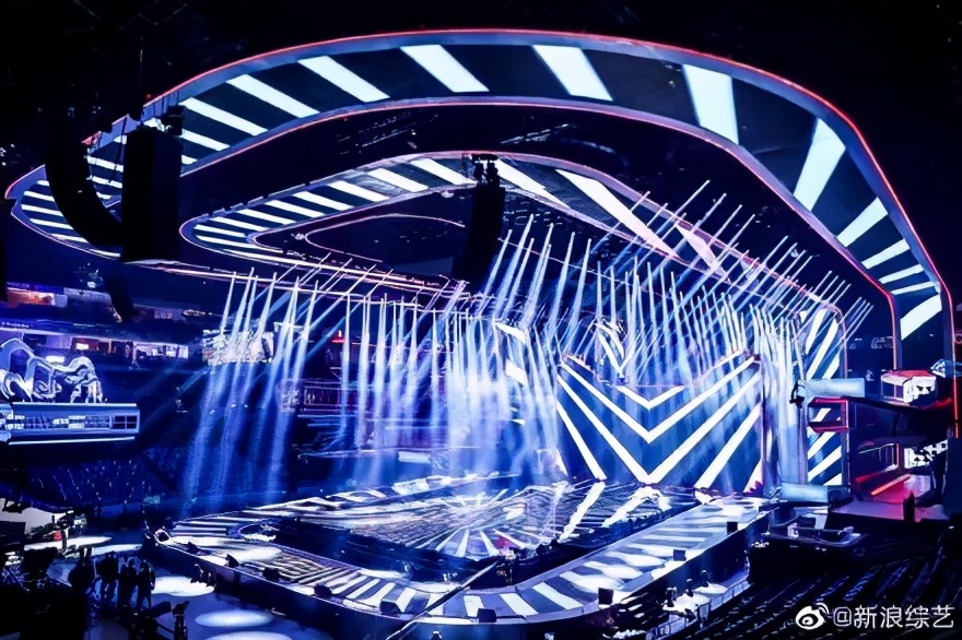 天猫舞台把上海的升降机都要过来了,苏宁双十一舞美打得过吗? 天猫舞台把上海的升降机都要过来了,苏宁双十一舞美打得过吗?