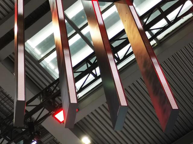 视爵光旭LED彩带屏装点宝马展台