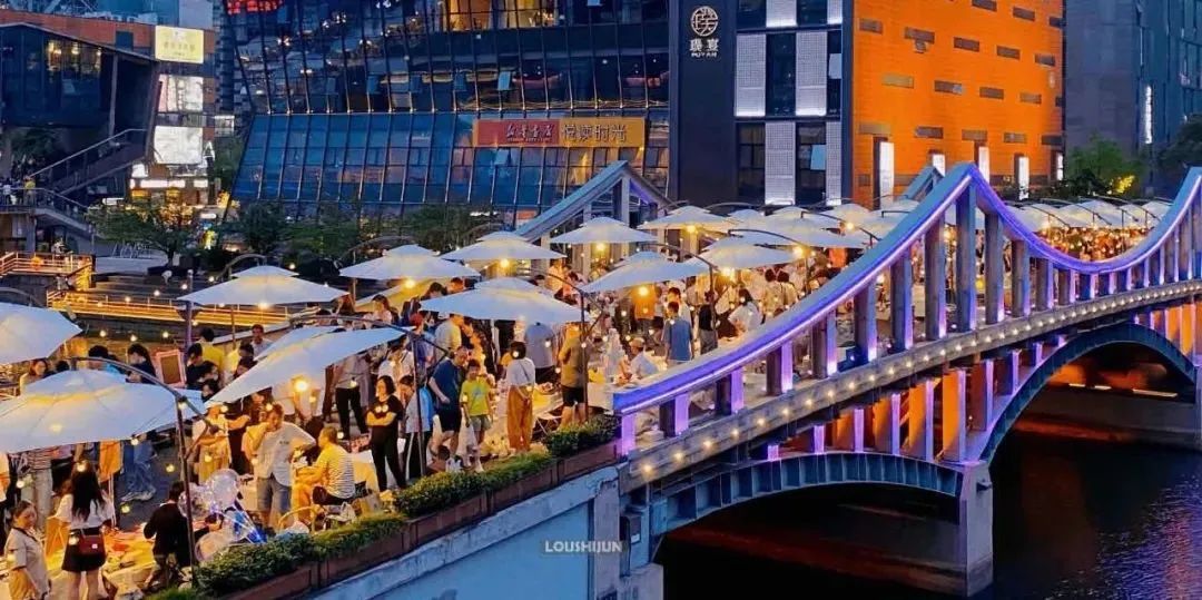 洲明再造网红景点！1400㎡创意屏点亮宁波“曼哈顿”！