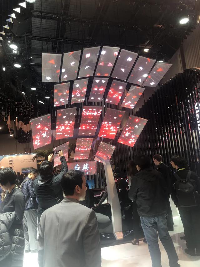 深圳10号线搭载OLED透明屏开通，铁歌科技贴膜屏能否与其争锋？