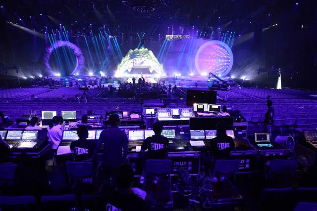 2020青春芒果夜，这个舞台就耀这YOUNG炫！