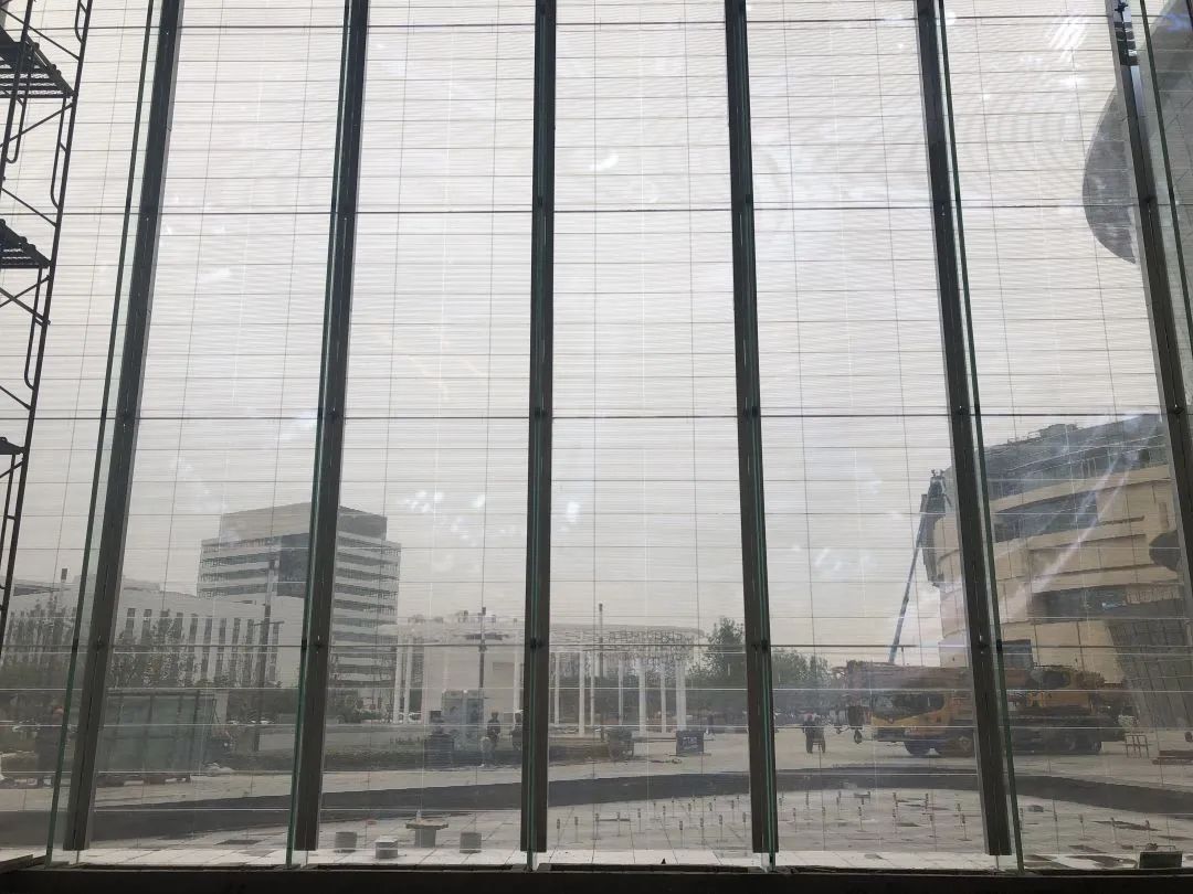 新零售正在风口，巨头企业纷纷入局，高颜值铁歌科技贴膜瀑布屏升级商场门店形象