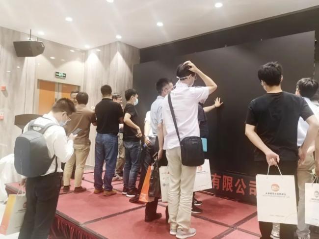 中麒光电：微间距底层RGB全倒装COB技术