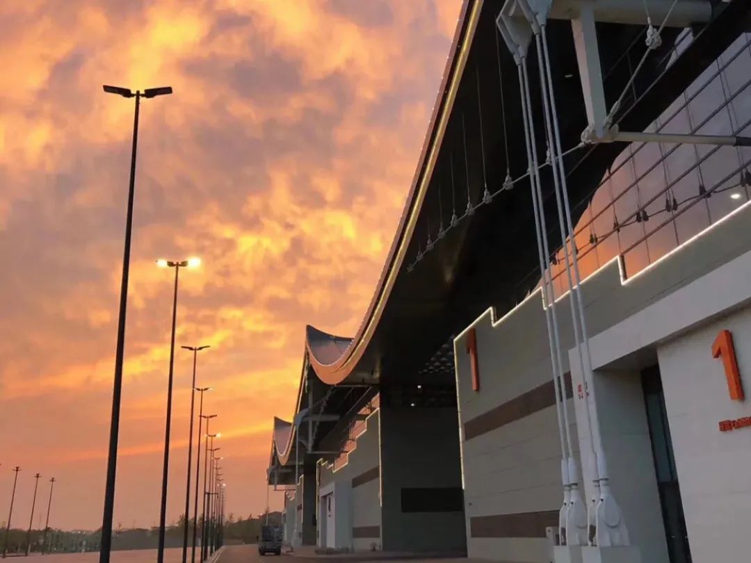 助力打造华北最大会展中心，洲明点亮石家庄璀璨夜色！