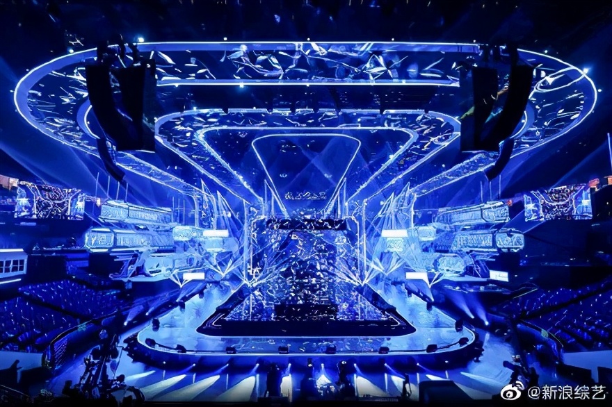 天猫舞台把上海的升降机都要过来了,苏宁双十一舞美打得过吗? 天猫舞台把上海的升降机都要过来了,苏宁双十一舞美打得过吗?