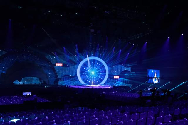 2020青春芒果夜，这个舞台就耀这YOUNG炫！