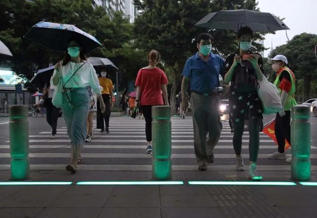 广州启动“智慧斑马线“灯带，拒绝低头族