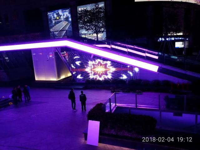 深圳10号线搭载OLED透明屏开通，铁歌科技贴膜屏能否与其争锋？