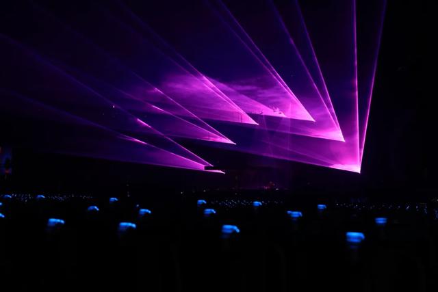 2020青春芒果夜，这个舞台就耀这YOUNG炫！