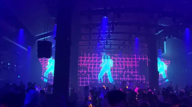 这些橱窗里的壹品透明屏，让“动起来”的线下门店火到“炸裂”！